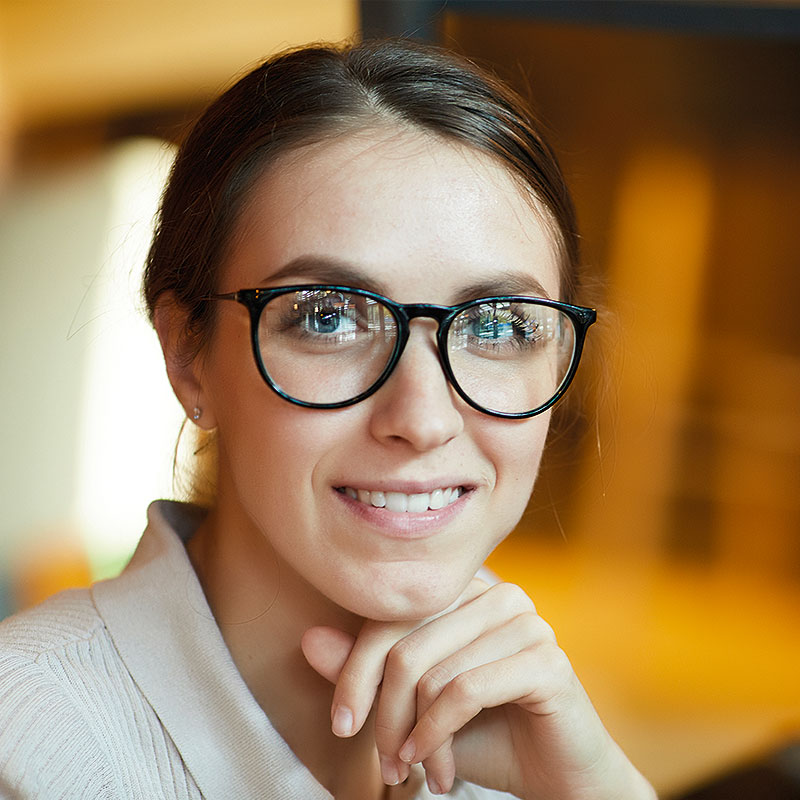 Mulher com lentes multifocais sorrindo