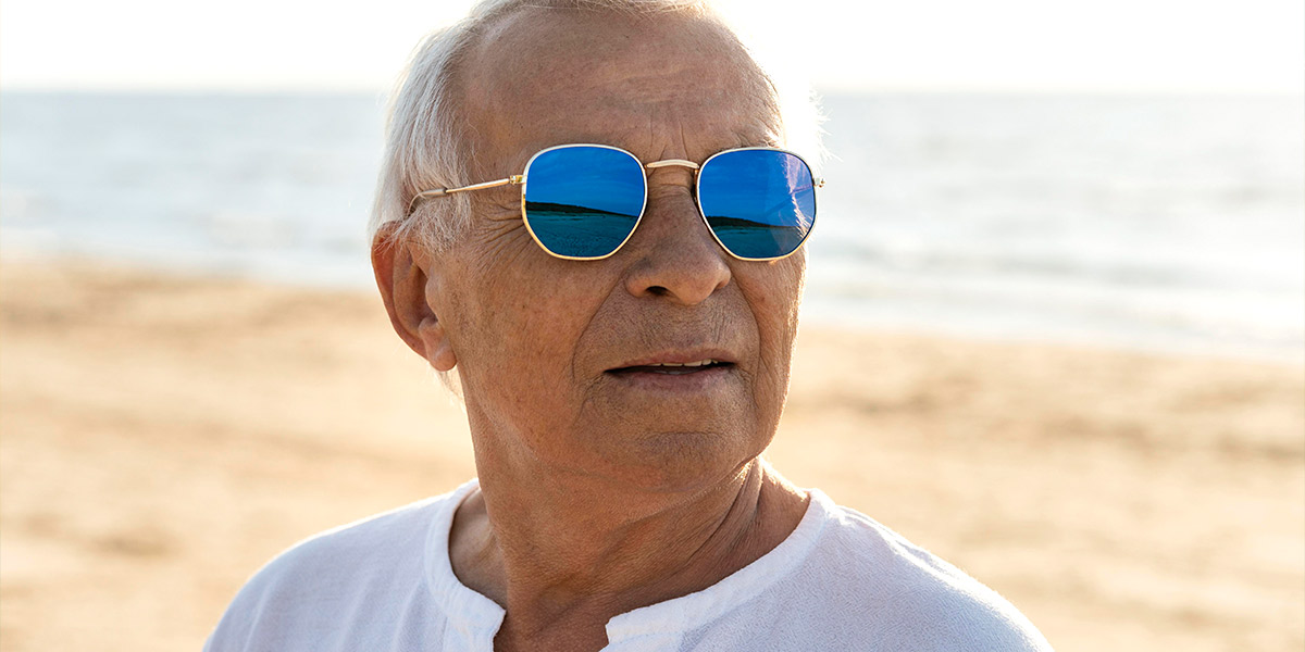 Homem idoso usando óculos escuros com proteção UV