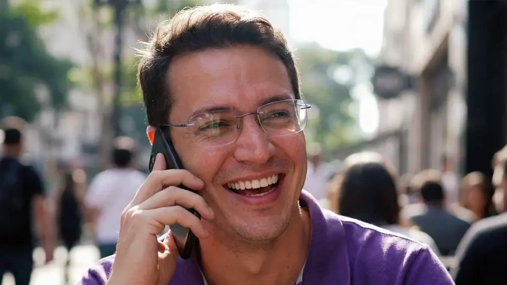 Homem usando óculos no frame da Opt Óculos