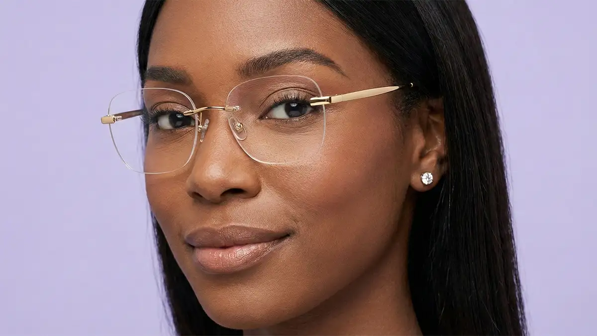 Detalhe da montagem de um óculos parafusado de alta qualidade.